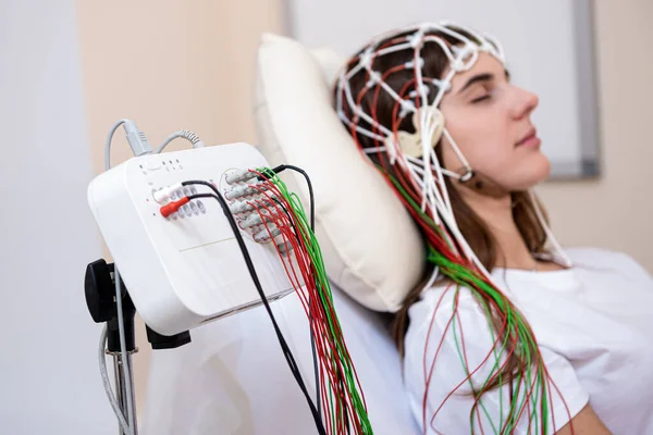Pruebas cerebrales de los pacientes mediante encefalografía en el centro médico — Foto de Stock