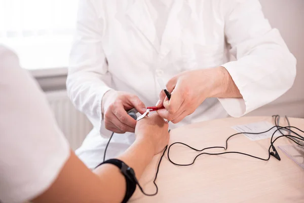 Test dei nervi dei pazienti con elettromiografia presso il centro medico — Foto Stock