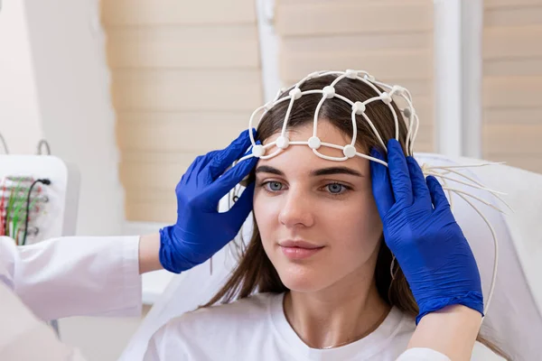 Pruebas cerebrales de los pacientes mediante encefalografía en el centro médico — Foto de Stock