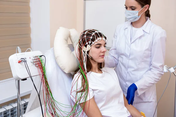 Hirntests mit Enzephalographie im medizinischen Zentrum — Stockfoto