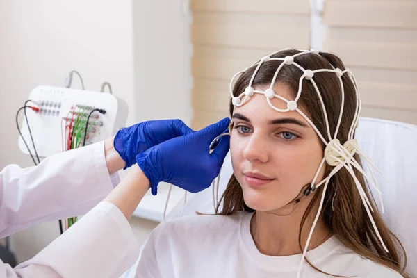 Testes cerebrais do paciente usando encefalografia no centro médico — Fotografia de Stock