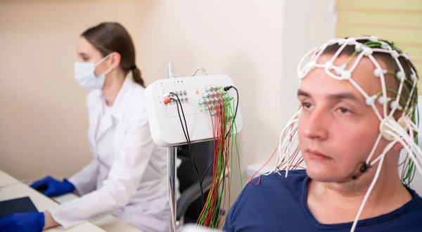 Testes cerebrais do paciente usando encefalografia no centro médico — Fotografia de Stock