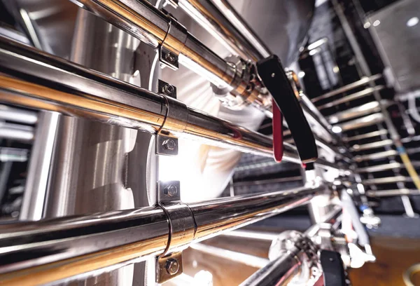 Bira fabrikasında bira demleme ekipmanı. — Stok fotoğraf