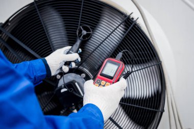 Yoğunlaştırma ünitesinin eksensel fan anemometresi ile test ediliyor