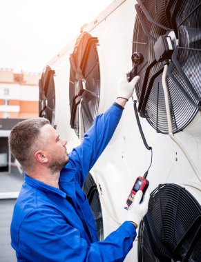 Yoğunlaştırma ünitesinin eksensel fan anemometresi ile test ediliyor