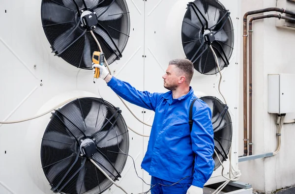 Técnico utiliza un termómetro infrarrojo de imagen térmica para comprobar el intercambiador de calor de la unidad de condensación. —  Fotos de Stock