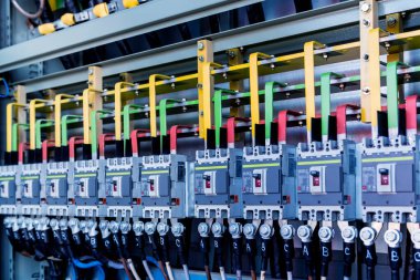 Trafo istasyonunda elektrik ekipmanları var.