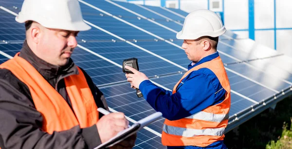 熱画像カメラを用いた太陽電池モジュールの検査 — ストック写真