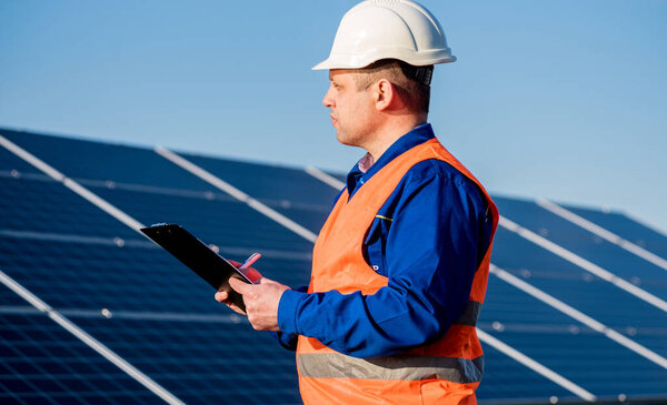 Inspector examination of photovoltaic modules using a thermal imaging camera