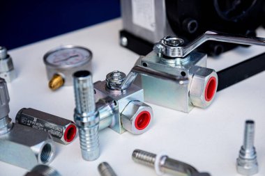 Hafif arka planda tesisat ve montajlar.