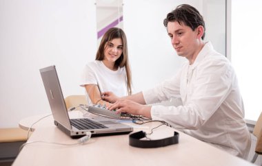 Tıbbi merkezde elektromiyografi kullanan hasta sinirleri test ediliyor.