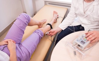 Tıbbi merkezde elektromiyografi kullanan hasta sinirleri test ediliyor.