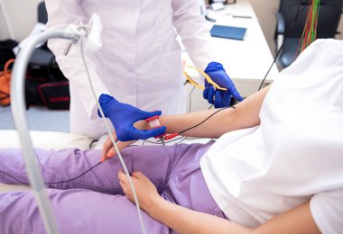 Hastanın beyin testinde ensefalografi kullanıldı.