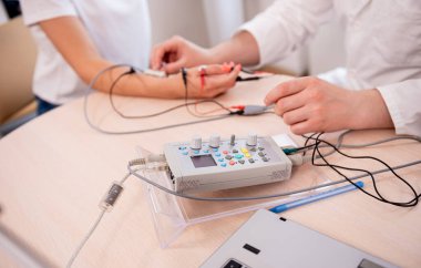 Tıbbi merkezde elektromiyografi kullanan hasta sinirleri test ediliyor.