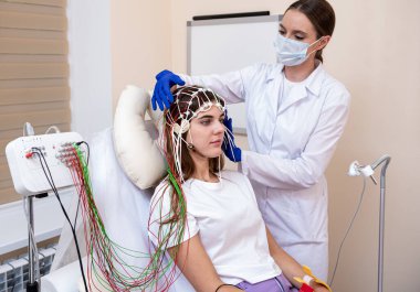Hastanın beyin testinde ensefalografi kullanıldı.
