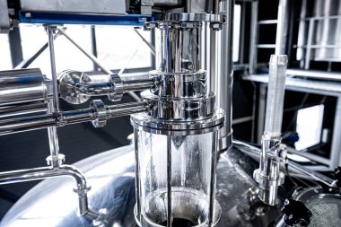 Bira fabrikasında bira demleme ekipmanı.