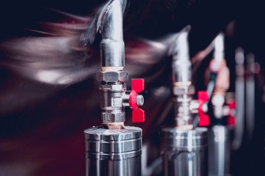 Bira fabrikasında bira demleme ekipmanı.