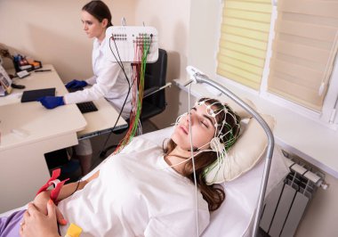 Hastanın beyin testinde ensefalografi kullanıldı.