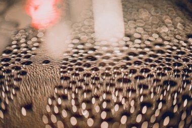 Metal yüzeyde çok farklı su damlaları var.