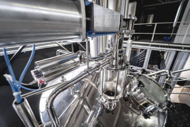 Bira fabrikasında bira demleme ekipmanı.