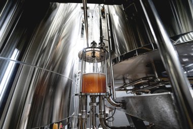 Bira fabrikasında bira demleme ekipmanı.