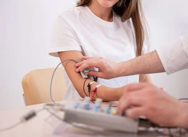 Test dei nervi dei pazienti con elettromiografia presso il centro medico — Foto Stock