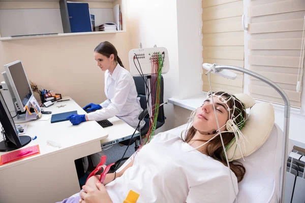 Pruebas cerebrales de los pacientes mediante encefalografía en el centro médico — Foto de Stock