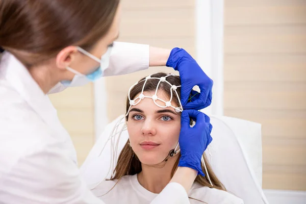 Testes cerebrais do paciente usando encefalografia no centro médico — Fotografia de Stock