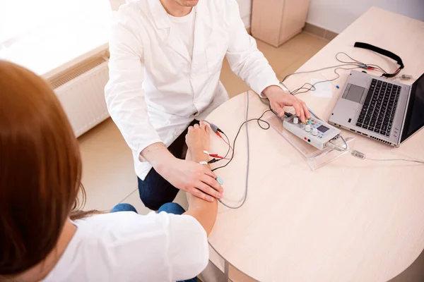 Patiëntenzenuwen testen met behulp van elektromyografie in het medisch centrum — Stockfoto