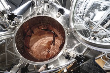 Bira fabrikasında bira demleme ekipmanı.