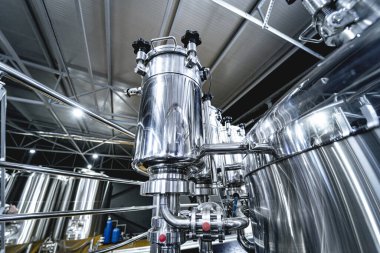Bira fabrikasında bira demleme ekipmanı.