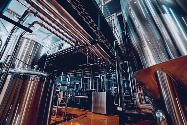 Pijpen en hulpstukken in een ambachtelijke moderne brouwerij — Stockfoto