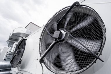 Endüstriyel bir binanın çatısında klimalar var. HVAC