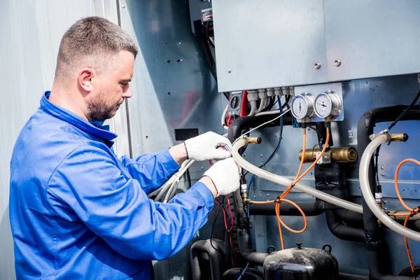 Essai de résistance des capteurs de température dans la section d'alimentation de refroidissement de l'unité de ventilation — Photo