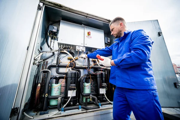 Widerstandsprüfung von Temperatursensoren im Bereich der Kühlversorgung der Lüftungsanlage — Stockfoto