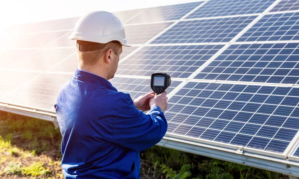 Inspector examination of photovoltaic modules using a thermal imaging camera — Stock Photo, Image