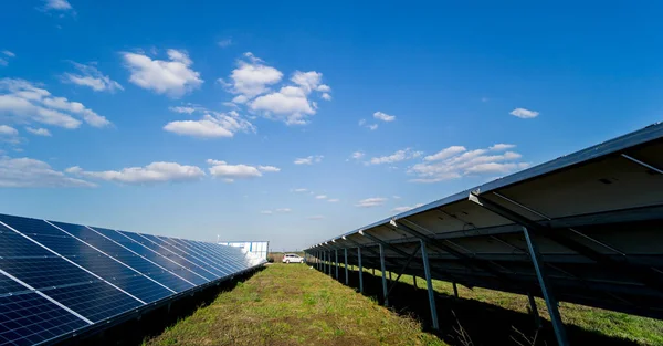 Paneles solares fotovoltaicos sobre fondo de cielo azul —  Fotos de Stock