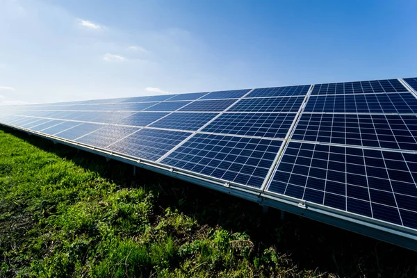 Painéis solares fotovoltaicos sobre fundo céu azul — Fotografia de Stock