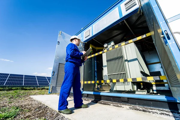 電力変圧器における電気測定の実行 — ストック写真