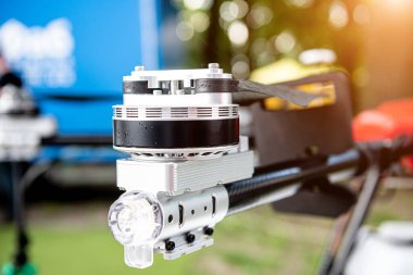 Yeşil alanda profesyonel tarım aracı.