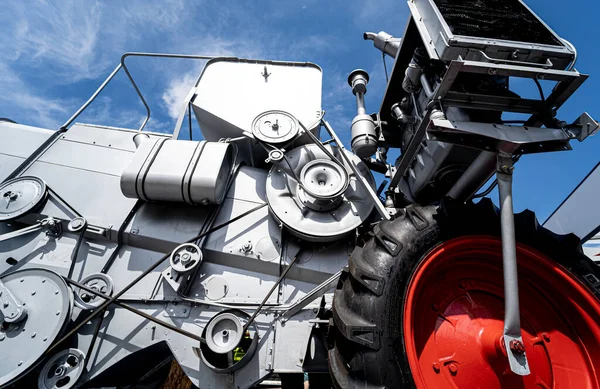 Нові сучасні сільськогосподарські машини та обладнання подробиці — стокове фото