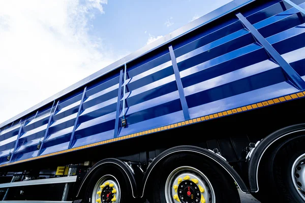 Grote korrel truck aan de blauwe lucht achtergrond — Stockfoto