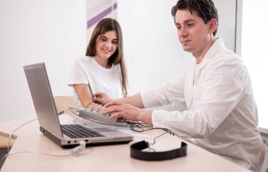 Tıbbi merkezde elektromiyografi kullanan hasta sinirleri test ediliyor.