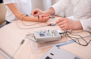 Tıbbi merkezde elektromiyografi kullanan hasta sinirleri test ediliyor.