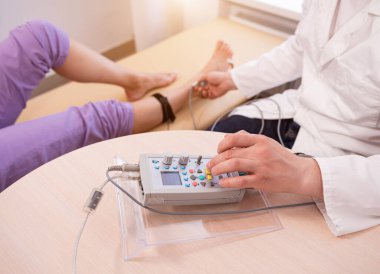 Tıbbi merkezde elektromiyografi kullanan hasta sinirleri test ediliyor.