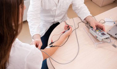 Tıbbi merkezde elektromiyografi kullanan hasta sinirleri test ediliyor.