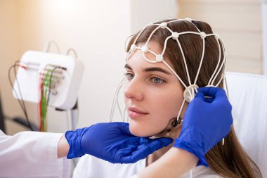 Hastanın beyin testinde ensefalografi kullanıldı.