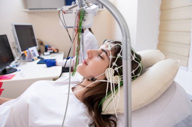 Hastanın beyin testinde ensefalografi kullanıldı.