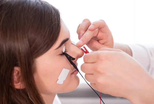 Tıbbi merkezde elektromiyografi kullanan hasta sinirleri test ediliyor. — Stok fotoğraf