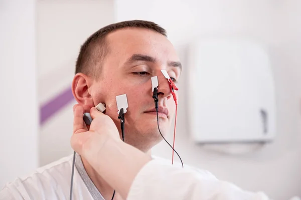 Nerventest des Patienten mittels Elektromyographie im medizinischen Zentrum — Stockfoto